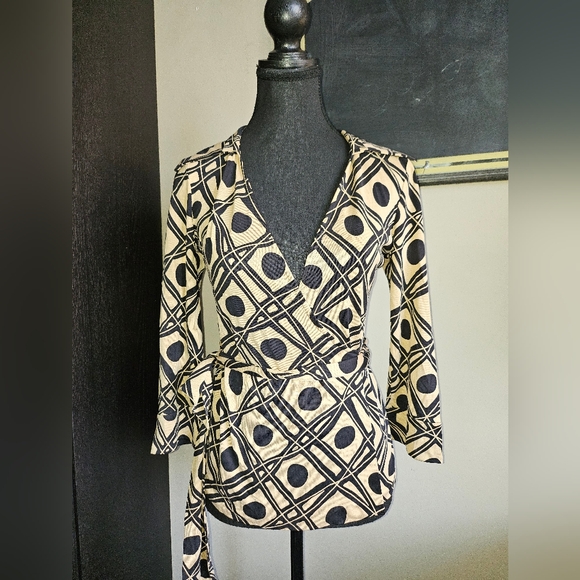 Diane Von Furstenberg Desinger Silk Printed Wrap Tan Black Blouse Top Womens 4 - Picture 8 of 9